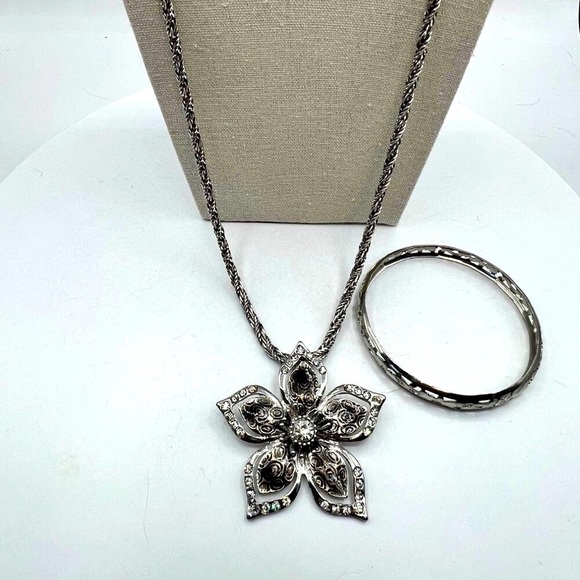 Vintage Silver Tone Flower Pendant Necklace & Bracelet Set.  A9 - Picture 2 of 9